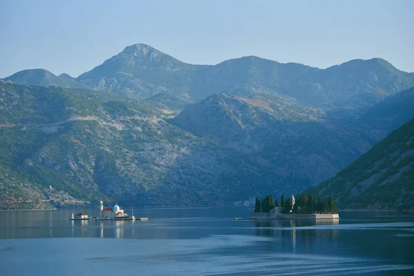 Due isole nel mare con montagne sullo sfondo in Montenegro, Perast — Foto Stock