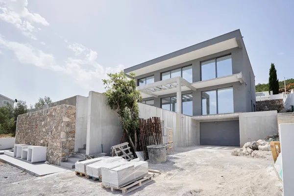 Pembangunan rumah modern dengan di lereng gunung — Stok Foto