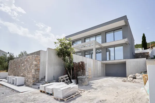 Construction of a modern house with on a mountainside — Stock Photo, Image