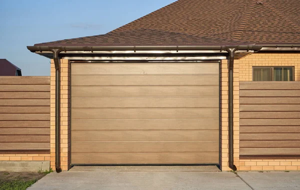 Fasada prywatnego domu z plastikowymi drzwiami garażowymi — Zdjęcie stockowe