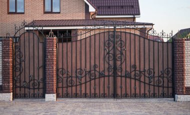 Süslü çizgileri olan metal kapılar yaptı.