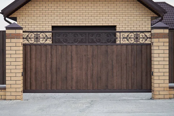 Boczne otwarcie metalowej bramy w prywatnym domu — Zdjęcie stockowe