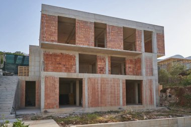 Bir dağ yamacında modern bir konut inşaatı