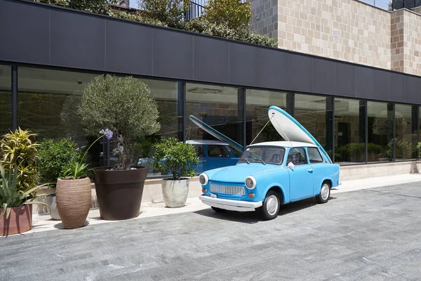 Blue retro car for decoration at the facade of a modern building. — Stock Photo, Image