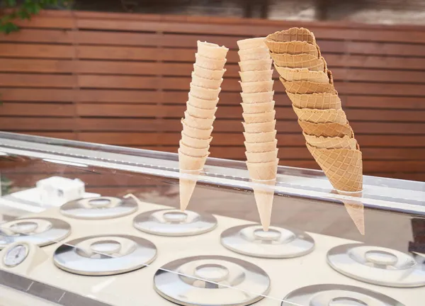 Vasos de oblea para la venta de helado en la calle — Foto de Stock