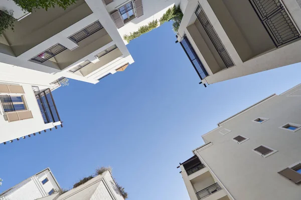 Ângulos baixos vista entre a construção contra o céu — Fotografia de Stock