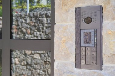 Video izleme ve şifreli kilit ile dahili iletişim