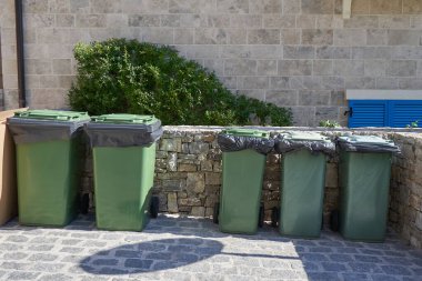 Özel bir yerde yeşil çöp bidonları