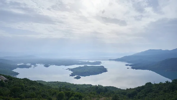 Lago di Slano salato con isole in Montenegro — Foto Stock