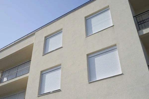 Роликові штори затвора на вікнах приватного будинку — стокове фото