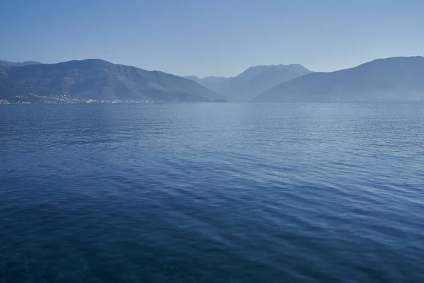 Karadağ 'da Adriyatik Denizi' nde sabah deniz manzarası ve dağlar Stok Resim