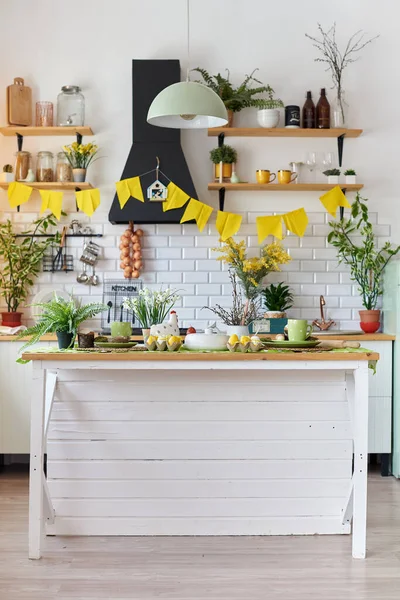 Intérieur de Pâques en cuisine rétro mignonne blanche Image En Vente