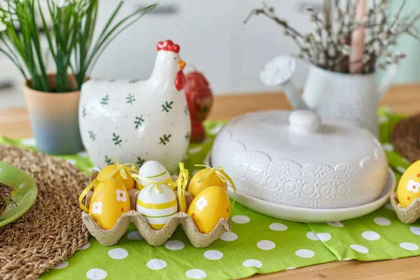 Décoration de table de Pâques dans la cuisine avec des œufs colorés Photos De Stock Libres De Droits