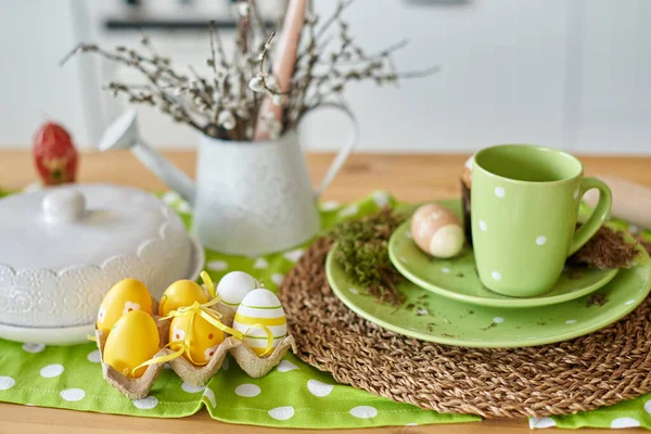 Gelbe Ostereier zur Dekoration auf dem Tisch in der Küche — Stockfoto