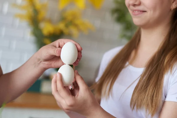 Две руки стучат яйцами в праздник Пасхи — стоковое фото