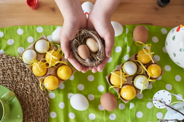 Deux œufs pour la fête de Pâques dans les mains d'un enfant Images De Stock Libres De Droits