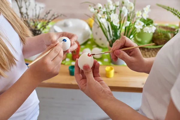 Hands coloring easter eggs close up — Stock Photo, Image