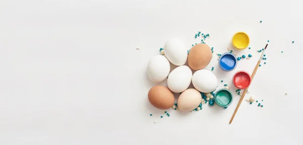 Шаблон для пасхи с яйцами и краской — стоковое фото