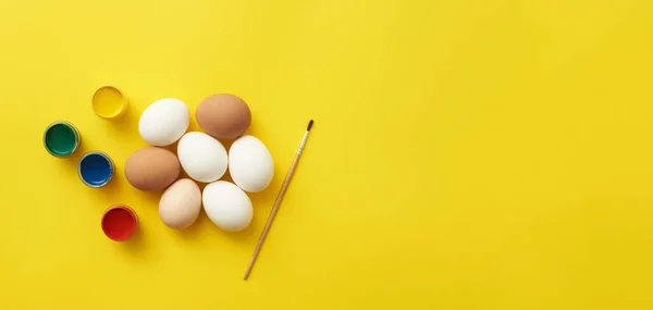 Chicken eggs and paints — Stock Photo, Image