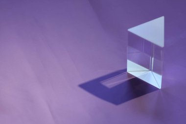 Kadife mor arka planda lens. Kapı şeklinde bir ışık.