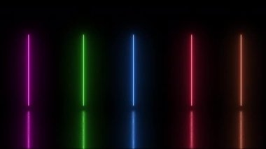 Renkli ışık demetleriyle soyut neon arkaplan. Parlak lazer animasyonu ve yansıtıcı zemin içeren gelecekteki stüdyo konsepti