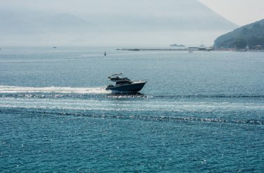 Budva, Karadağ, Avrupa yakınlarındaki Adriyatik kıyısında bir motorlu tekne gezisi