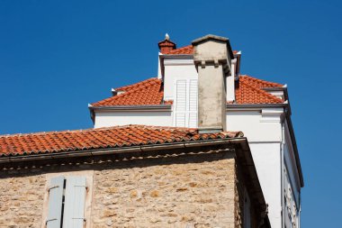 Karadağ 'ın Eski Budva kentinin sokak ve manzarası: Ortaçağ kenti, antik duvarlar ve kırmızı kiremitli çatı, güzel manzara