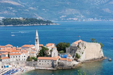 Karadağ 'ın Eski Budva kentinin panoramik manzarası, Adriyatik Denizi ve Balkan Dağları' nın güzel manzarası