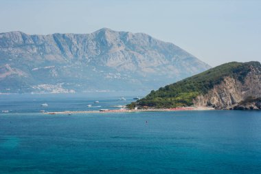 Hawaii plajı, Adriyatik Denizi 'ndeki St. Nicholas Adası' nda deniz manzarası Budva, Karadağ, Avrupa yakınlarında.