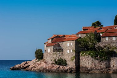 Karadağ, Avrupa ve Adriyatik Denizi yakınlarındaki Sveti-Stefan adasının güzel manzarası