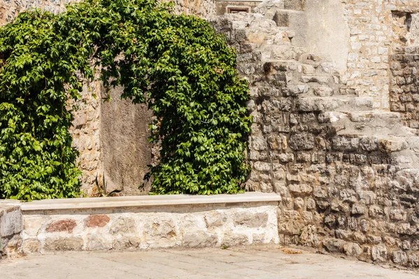 Budva 'nın ortaçağ kalesi St. Mary Kalesi, Karadağ' ın Eski Budva kentinin manzarası: antik duvarlar, güzel Landscap