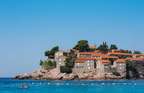 Karadağ, Avrupa, Adriyatik Denizi ve dağları yakınlarındaki Sveti-Stefan adasının güzel manzarası