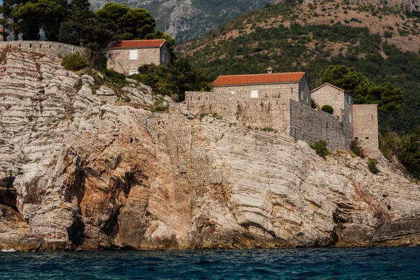Karadağ, Avrupa, Adriyatik Denizi ve dağları yakınlarındaki Sveti-Stefan adasının güzel manzarası
