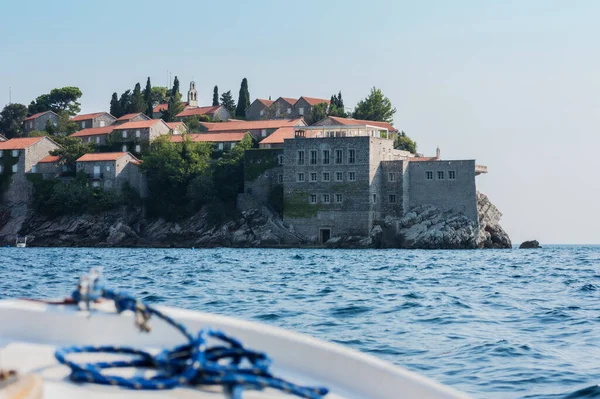 Karadağ, Avrupa, Adriyatik Denizi ve dağları yakınlarındaki Sveti-Stefan adasının güzel manzarası