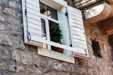 Karadağ 'ın Eski Budva kentinin binaları: ortaçağ kenti, antik duvarlar ve kırmızı kiremitli çatı, güzel manzara