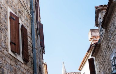 Karadağ 'ın Eski Budva kentinin sokak ve manzarası: Ortaçağ kenti, antik duvarlar ve kırmızı kiremitli çatı, güzel manzara