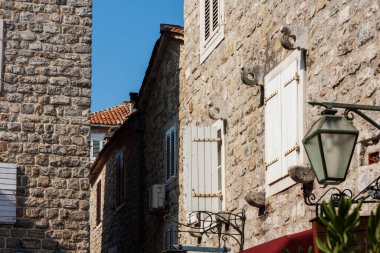 Karadağ 'ın Eski Budva kentinin sokak ve manzarası: Ortaçağ kenti, antik duvarlar ve kırmızı kiremitli çatı, güzel manzara