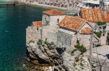 Karadağ 'ın Eski Budva kentinin panoramik manzarası, Adriyatik Denizi ve Balkan Dağları' nın güzel manzarası