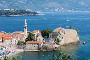 Karadağ 'ın Eski Budva kentinin panoramik manzarası, Adriyatik Denizi ve Balkan Dağları' nın güzel manzarası