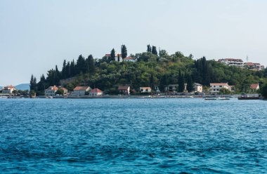 Kotor Körfezi, Karadağ, Avrupa, Adriyatik Denizi ve dağlardaki eski Herceg Novi kasabasına deniz manzarası