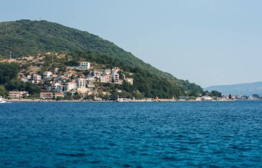 Kotor Körfezi, Karadağ, Avrupa, Adriyatik Denizi ve dağlardaki eski Herceg Novi kasabasına deniz manzarası