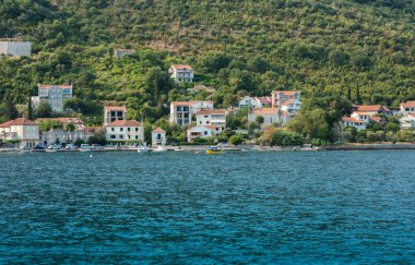 Kotor Körfezi, Karadağ, Avrupa, Adriyatik Denizi ve dağlardaki eski Herceg Novi kasabasına deniz manzarası