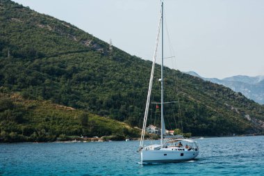Kotor Körfezi, Karadağ 'ın eski Herceg Novi kasabası, Avrupa, Adriyatik Denizi ve dağları yakınlarındaki teknelere deniz manzarası