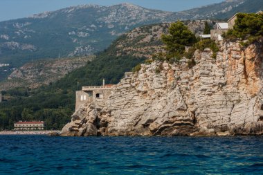 Karadağ, Avrupa, Adriyatik Denizi ve dağları yakınlarındaki Sveti-Stefan adasının güzel manzarası