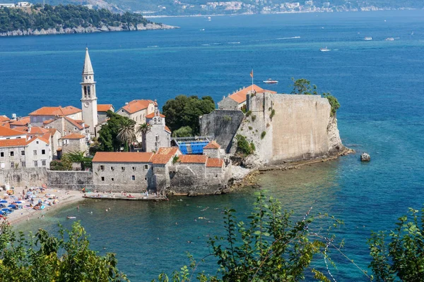 Karadağ 'ın Eski Budva kentinin panoramik manzarası, Adriyatik Denizi ve Balkan Dağları' nın güzel manzarası