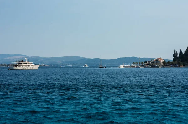 Baía Kotor Vista Mar Para Barcos Perto Cidade Velha Herceg — Fotografia de Stock