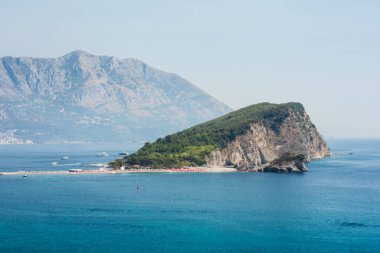 Hawaii plajı, Adriyatik Denizi 'ndeki St. Nicholas Adası' nda deniz manzarası Budva, Karadağ, Avrupa yakınlarında.