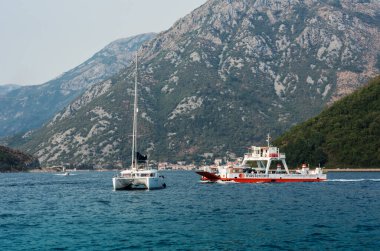 Kotor Körfezi, Karadağ 'ın eski Herceg Novi kasabası, Avrupa, Adriyatik Denizi ve dağları yakınlarındaki teknelere deniz manzarası