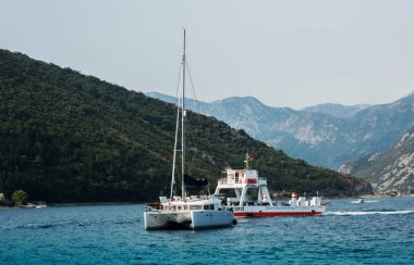 Kotor Körfezi, Karadağ 'ın eski Herceg Novi kasabası, Avrupa, Adriyatik Denizi ve dağları yakınlarındaki teknelere deniz manzarası