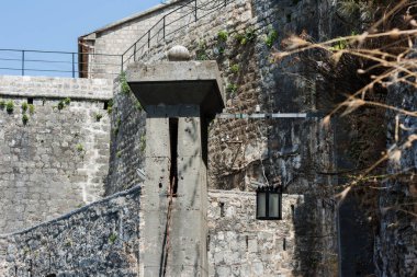 St. John 's Fortress (Sveti İvan), antik kale, eski Kotor kasabasındaki tarihi binalar, Karadağ, Avrupa, Adriyatik denizi ve dağı